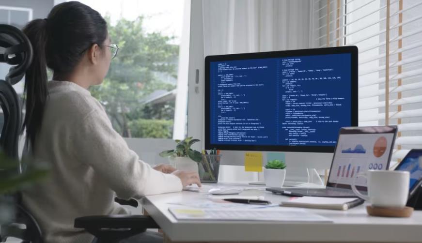 个旧市软件开发公司实战建议：网站赋能，为何必须接入支持机器人？